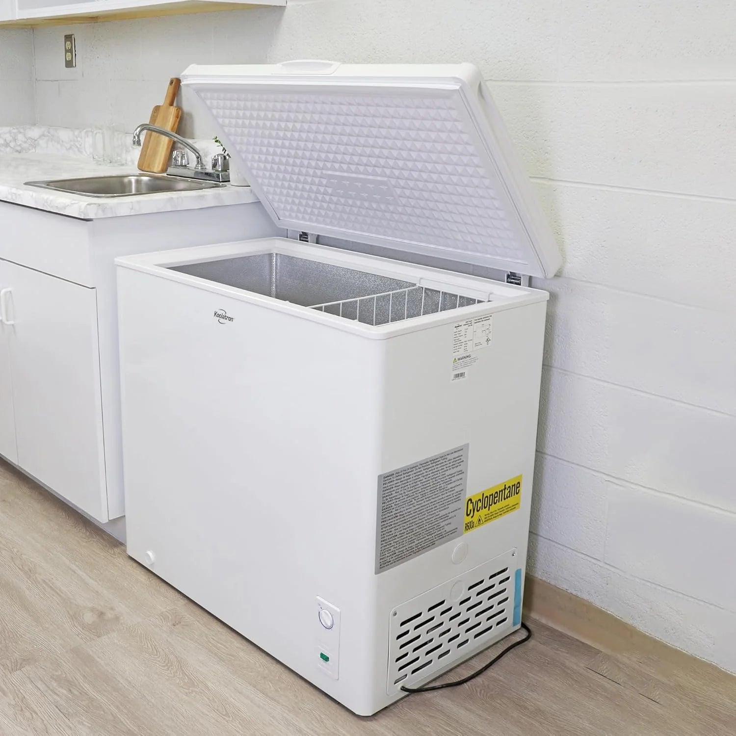 5.0 cu ft (155L), White, Manual Defrost Deep Freeze, Storage Basket, Space-Saving Flat Back, Stay-Open Lid, Front-Access Defrost Drain, for Apartment, Condo, Cottage1 pcs
